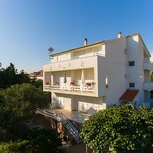 https://apartments-villa-lena.hotelinzadar.com